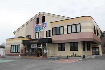 ベージュが基調の壁をした広川町産業展示会館の全体を写した外観写真