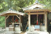 2ケ並んでいる小さな祠を正面から写した写真