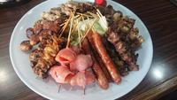 えん屋の串焼きが白い大皿にたくさん盛り付けられている写真