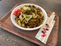 トレーの上に乗った野菜がたくさん入った焼きそばの写真