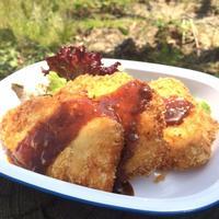 ソースのかかったチキンカツ3個が皿に盛り付けてある写真