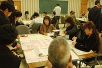 まちづくり町民会議ワークショップでグループに分かれて話し合いをしている写真