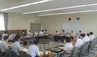 机をロの字に並べてt参加者達が席に着き審議会が行われている様子の写真