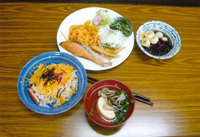 お吸い物にちらしずし、白いお皿に盛られた鮭やサラダなどサロン活動ででた食事の写真