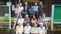 敬老会の参加者14名の集合写真