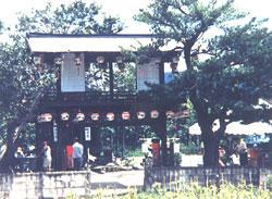 祇園神社の楼門に飾り提灯が設置されている写真