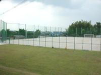 手前に芝生が広がり奥にフェンスで囲まれたグラウンドが見える藤田運動公園の写真