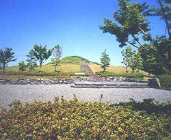 澄んだ青空が広がり、奥に弘化谷古墳が見ている写真