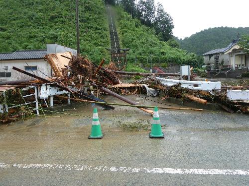 建物に引っかかる流木やがれき