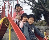 矢野さん家の男の子1人と女の子2人が滑り台を3人一緒に滑っている写真