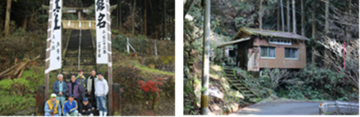 左：若宮神社の入口での集合写真、右：古い一軒の小屋が斜面の低い位置にあり、後ろには木々が生えている写真