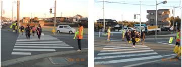 左：車が通過した後に横断歩道を渡っている子どもたちを見守っているみまもり隊の人の写真、右：横断歩道の真ん中にさしかかった子供達をみまもり隊の人が旗で渡れるようにしている写真