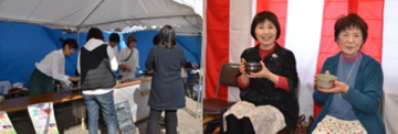 左：長机の周りに参加者や関係者の人達が立っている写真、右：抹茶の入った湯飲みを両手で持って笑顔で写っている2名の女性の写真