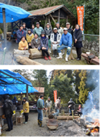 上：虚空蔵祭の準備をした人達の集合写真、下：中央に丸太が置かれ、その横で燃えている火の周りに準備の人達が立っている写真