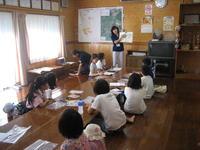きらめき学習に参加している子供達が説明を聞いている写真