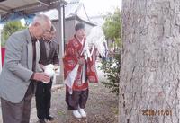 神木神事でお祓いをしている関係者の人達の写真