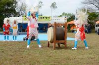 古墳祭りで長い白髪のウイッグと着物の衣装を着た2名が太鼓をたたき、2名が後ろで立って見ている写真